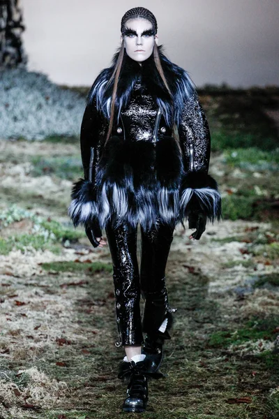 Look 16